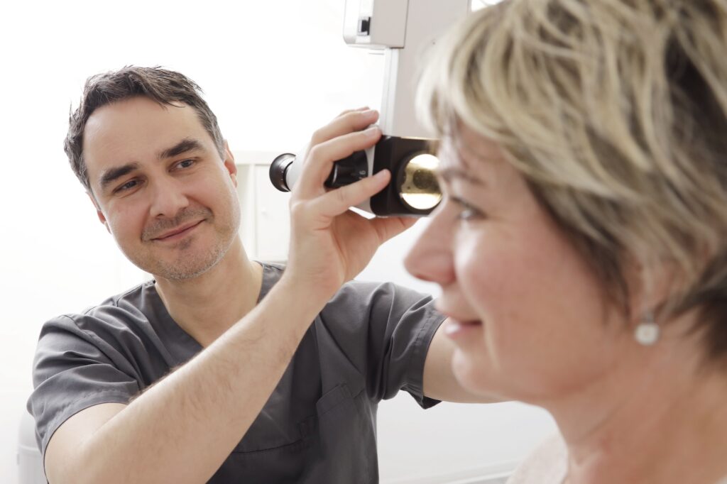 Dr. med. Daniel Slotosch untersucht eine Patientin